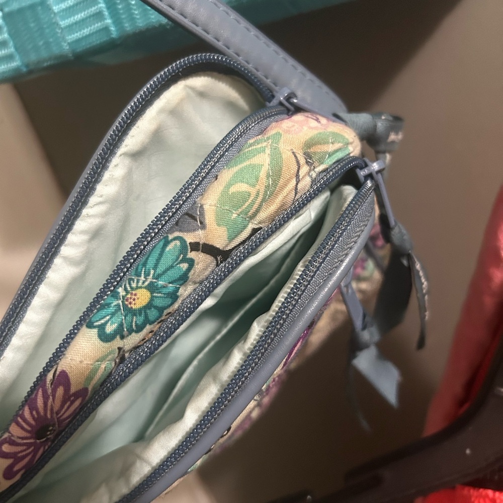 Vera Bradley Crossbody NEEDS TO BE WASHED - Picture 14 of 16